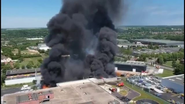 Images de l'incendie dans la zone d'activités de Saint-Ouen-l'Aumône