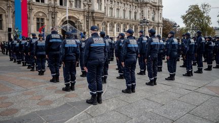 La première promotion de la police municipale de Paris sur le parvis de l'hôtel de ville, le 18&nbsp;octobre 2021.
 (CARINE SCHMITT / HANS LUCAS / AFP)