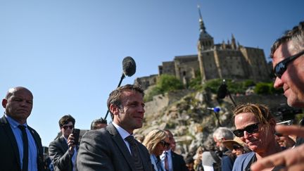 Emmanuel Macron lors d'un déplacement au Mont-Saint-Michel (Manche), le 5 juin 2023. (ARTUR WIDAK / ANADOLU AGENCY / AFP)