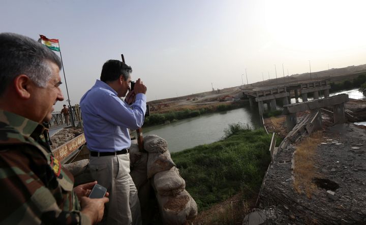 François Fillon sur la ligne de front au Kurdistan irakien, le 4 juin 2016. (SAFIN HAMED / AFP)