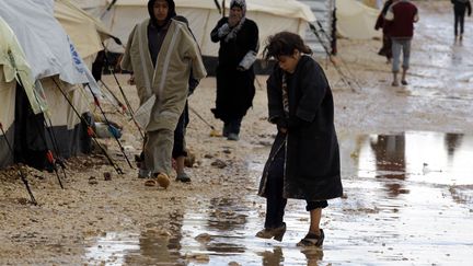 La boue a envahi le camp de Zaatari, en Jordanie, o&ugrave; vivent dans des tentes des r&eacute;fugi&eacute;s syriens, le 9 janvier 2013. (KHALIL MAZRAAWI / AFP)