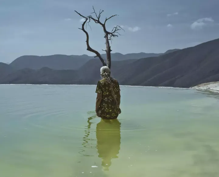 Photographie de Cristina De Middel, "Una Piedra en el Camino", série "Voyage au centre", 2021. (CRISTINA DE MIDDEL)