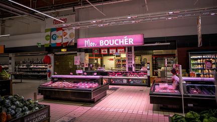 Un supermarché Auchan à Taverny (Val d'Oise), le 7 mars 2022. (ARTHUR NICHOLAS ORCHARD / HANS LUCAS / AFP)