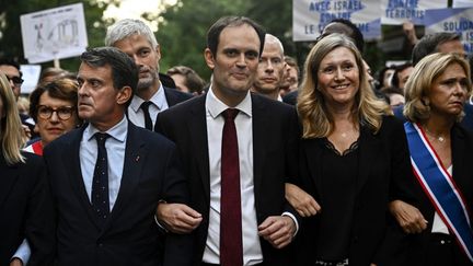 Yonathan Arfi, le président du Conseil représentatif des institutions juives de France (Crif), entouré de nombreuses personnalités politiques, lors du rassemblement en soutien à Israël, le 9 octobre 2023, à Paris. (JULIEN DE ROSA / AFP)