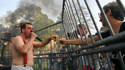 Un clown derrière les grilles, une cérémonie symbolique et ludique pour ouvrir la 21e édition de Chalon dans la rue (KETTY BEYONDAS / MAXPPP)