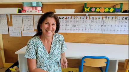 Cécile est professeure des écoles depuis 26 ans en région parisienne. Elle assure n'avoir jamais douté, n'avoir jamais voulu changer de métier, malgré les difficultés.&nbsp; (THOMAS GIRAUDEAU / FRANCEINFO)