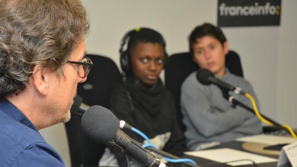 Jérôme Colombain, journaliste de franceinfo, spécialisé nouvelles technologies et innovations, répond aux questions des enfants pour "franceinfo junior" (JEAN-CHRISTOPHE BOURDILLAT / RADIO FRANCE)