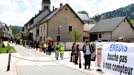 Des habitants manifestent&nbsp;contre le compteur Linky à Autrans (Isère), le 5 mai 2018. (JEAN-PIERRE CLATOT / AFP)