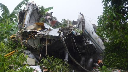 La carcasse de l'avion-cargo qui s'est écrasé&nbsp;près de&nbsp;l'aéroport de la capitale sud-soudanaise,&nbsp;Juba, le 4 novembre 2015. (SAMIR BOL / ANADOLU AGENCY /A FP)