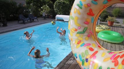 Des baigneurs dans une piscine privée. Photo d'illustration. (JEAN-MARC LOOS / MAXPPP)