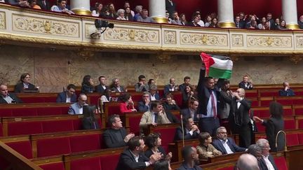 Guerre entre Israël et le Hamas : un député LFI brandit un drapeau palestinien à l'Assemblée nationale (franceinfo)