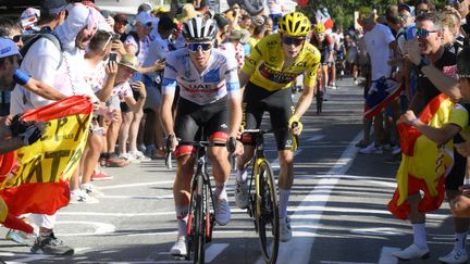 Tadej Pogacar (maillot blanc), devant le leader de la course, Jonas Vingegaard, le 14 juillet 2022, lors de la 12e étape du Tour de France. (BERNARD PAPON / POOL)