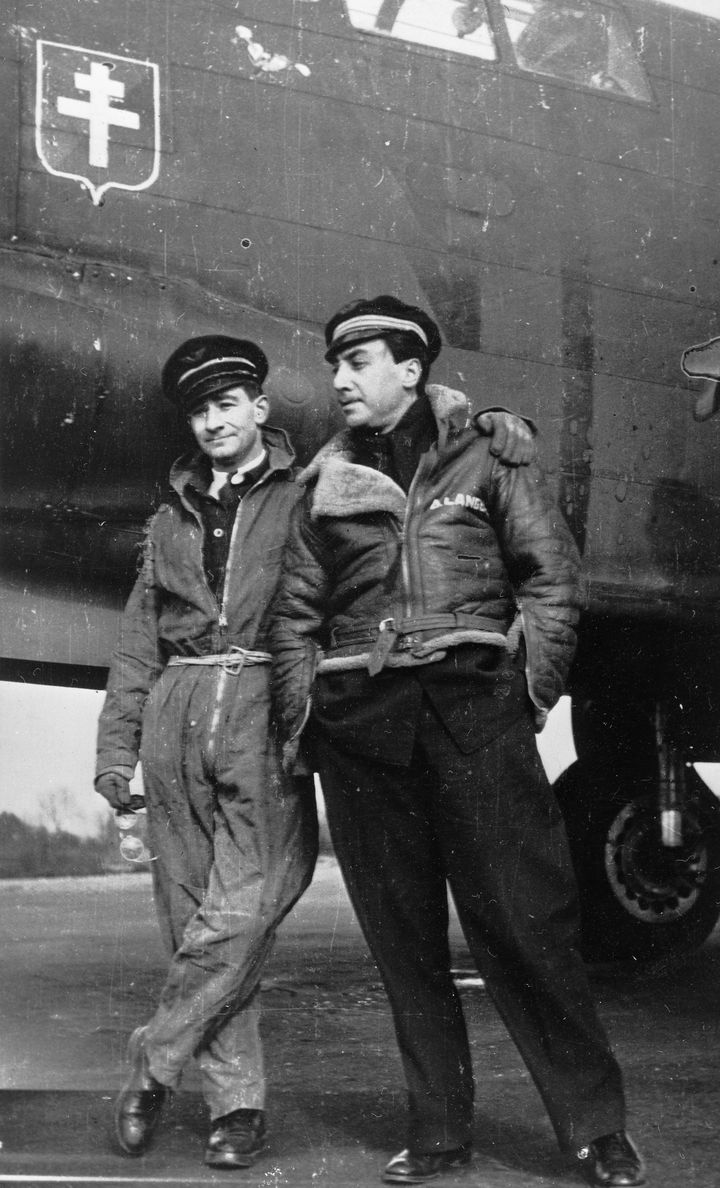 Romain Gary de Kacew et Arnaud Langer en Angleterre, en 1943. (Service historique de la Défense, département de l’Armée de l’air.)