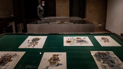 Exposition de dessins attribués à Jean-Michel Basquiat, dans une galerie de Nuits-Saint-Georges (Côte-d’Or), en octobre 2020. (JEFF PACHOUD / AFP)