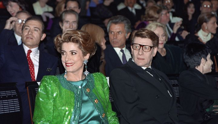 Catherine Deneuve et Yves Saint Laurent le 3 février 1992 à l'occasion des 30 ans de la maison Yves Saint Laurent.
 (PIERRE GUILLAUD / AFP)