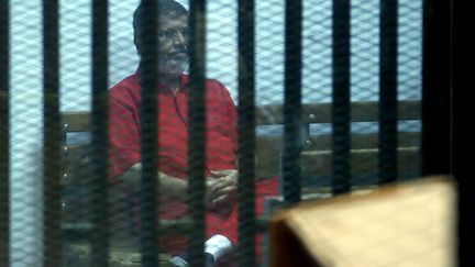 Mohamed Morsi, le 18 juin 2016 dans une prison du Caire (Egypte). (AHMED GAMIL / ANADOLU AGENCY / AFP)