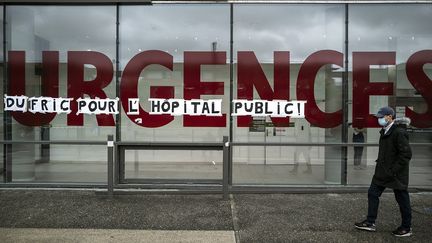 Un homme passe devant l'entrée de l'hôpital Purpan, à Toulouse, le 11 mai 2020. (LIONEL BONAVENTURE / AFP)