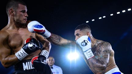 La droite de Tony Yoka rate le Croate Petar Milas, le 10 septembre à Roland-Garros. (FRANCK FIFE / AFP)