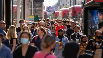 Des piétons sur Oxford Street, l'artère commerciale le plus fréquentée du centre de Londres, le 7 juin 2021.&nbsp; (NIKLAS HALLE'N / AFP)