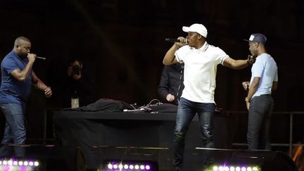 Le chanteur du groupe ivoirien Magic System A'salfo, en polo et casquette blanche à Paris sur scène avant le discours du président élu Emmanuel Macron, le 7 mai 2017. (Sia KAMBOU / AFP)