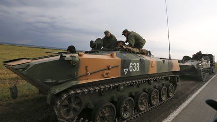 Des v&eacute;hicules militaires russes circulent pr&egrave;s de la fronti&egrave;re ukrainienne, le 18 ao&ucirc;t 2014. (ALEXANDER DEMIANCHUK / REUTERS)