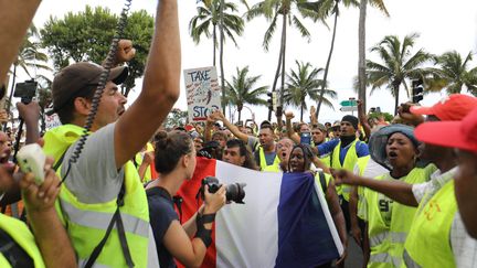 Rassemblement de "gilets jaunes" devant la préfecture de Saint-Denis-de la Réunion le 24 novembre 2018. (RICHARD BOUHET / AFP)