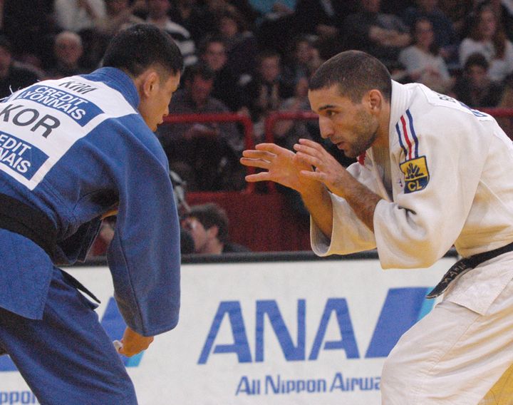 Larbi Benboudaoud remporte le Tournoi de Paris en février 2003, à l'issue de la finale des moins de 66 kg. (JEAN AYISSI / AFP)