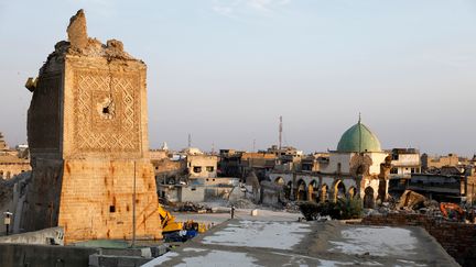 Vue générale des décombres de la&nbsp;mosquée al-Nouri de Mossoul (Irak), prise en photo le 27 octobre 2017. C'est là qu'Abou Bakr Al-Baghdadi a annoncé la création du "califat" de l'Etat islamique.&nbsp; (ABDULLAH RASHID / REUTERS)