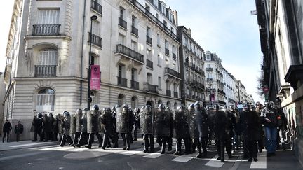 Les manifestants étaient entourés par des policiers anti-émeute. (JEAN-SEBASTIEN EVRARD / AFP)