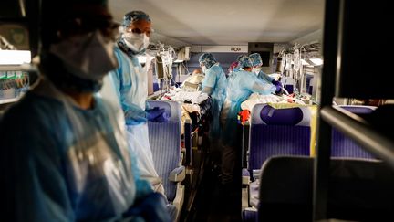 Des médecins et des soignants à bord d'un TGV médicalisé à destination de la Bretagne, le 1er avril 2020, gare d'Austerlitz à Paris.&nbsp; (REUTERS)