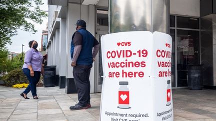 Des panneaux proposant des vaccins contre le Covid-19 à l'extérieur d'une pharmacie CVS à Washington, DC, le 7 mai 2021. (MANDEL NGAN / AFP)