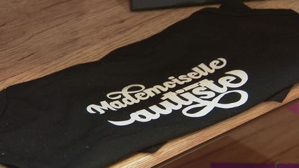 Un T-Shirt de la marque "Mademoiselle Autiste" créée par&nbsp;Stéphanie Madaule. (France 3 Languedoc-Roussillon)