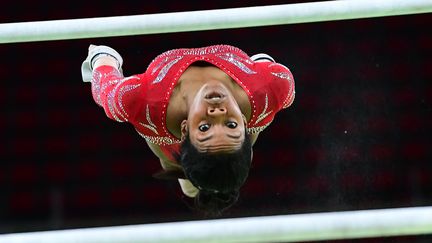 Gabrielle Douglas (Etats-Unis) lors de l'épreuve des barres asymétriques de Jeux de Rio, le 4 août 2016. (EMMANUEL DUNAND / AFP)