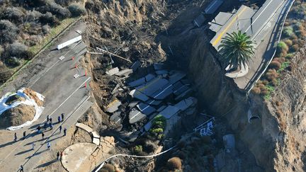 Vue a&eacute;rienne d'une route qui s'est effondr&eacute;e apr&egrave;s un violent orage &agrave; San Pedro (Californie), le 21 novembre 2011. (ROBERT CASILLAS / AP / SIPA)