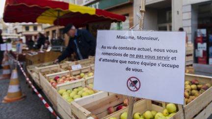 Un marché à Chambéry, pendant la crise sanitaire du Covid-19, le 21 mars 2020. Photo d'illustration. (VINCENT ISORE / MAXPPP)