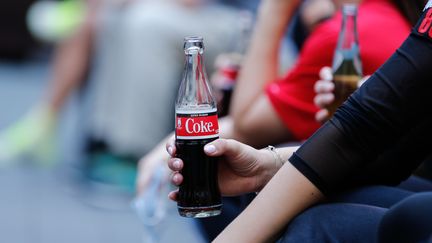 Le patron du géant mondial Coca-Cola a annoncé une pause de 30 jours de toute publicité sur les réseaux sociaux. (GERALD MATZKA / DPA-ZENTRALBILD / AFP)