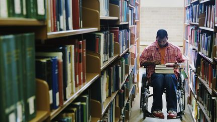 Sur Twitter, des étudiants témoignent des discriminations qu'ils subissent à l'université en raison de leur handicap. (ANDERSEN ROSS PHOTOGRAPHY INC / DIGITAL VISION / GETTY IMAGES)