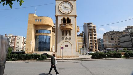 L'horloge d'une tour indique l'heure dans le quartier de Jdeideh à Beyrouth (Liban), dimanche 26 mars 2023. (ANWAR AMRO / AFP)