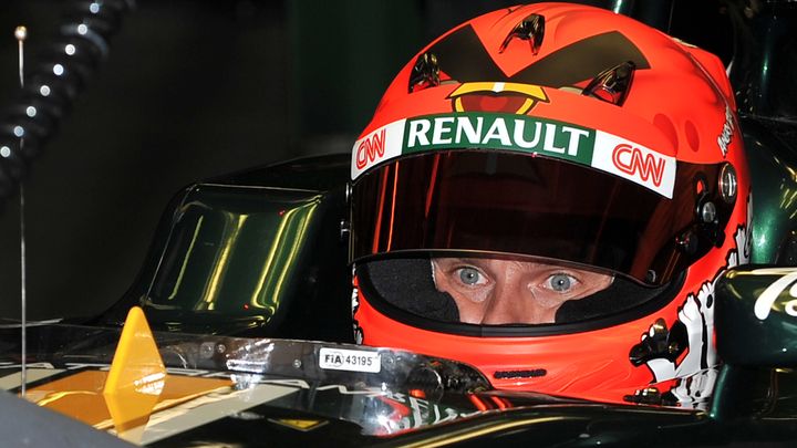 Le pilote finlandais Heikki Kovalainen et son casque Angry Birds, le 15 mars 2012.&nbsp; (PAUL CROCK / AFP)