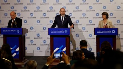 Le ministre des Affaires étrangères iranien, Fouad Hussein (à gauche), son homologue jordanien, Ayman Afadi (au centre), et Catherine Colonna à droite, en Jordanie, le 20 décembre 2022. (LUDOVIC MARIN / AFP)