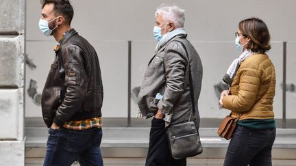 Le frère, la père et la mère&nbsp;d'Arthur Noyer au tribunal de Chambéry (Savoie), le 4 mai 2021.&nbsp; (PHILIPPE DESMAZES / AFP)