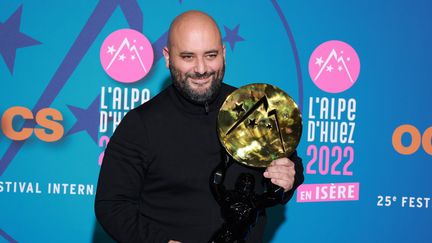 Le réalisateur Jerome Commandeur&nbsp;avec son Grand prix du 25e Festival international du film de comédie de l'Alpe-d'Huez, pour "Irréductible", le 22 janvier 2022. (LAURENT VU/SIPA / LAURENT VU)