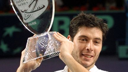 Sébastien Grosjean vainqueur du tournoi de Bercy le 4 novembre 2001, aux dépens de Yevgueny Kafelnikov en finale. (JACQUES DEMARTHON / AFP)