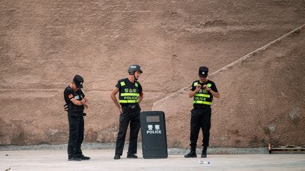 Des policiers chinois patrouillent à Kashgar, au Xinjiang, le 25 juin 2017. (JOHANNES EISELE / AFP)