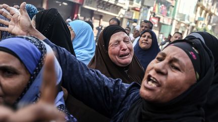 Des femmes pleurent en apprenant le verdict, devant le tribunal de Minya, en Egypte, le 28 avril 2014. (AHMED ISMAIL / ANADOLU AGENCY / AFP)