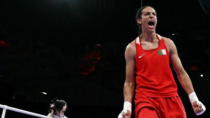 La boxeuse algérienne Imane Khelif lors de son quart de finale aux JO de Paris, le 3 août 2024. (MOHD RASFAN / AFP)