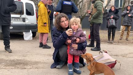 Tatiana et sa fille Barbara ont fui les bombardements sur Bucha et Irpin, aux portes de Kiev, en marchant&nbsp;plus de 22 km à pied.  (GILLES GALLINARO / RADIO FRANCE)