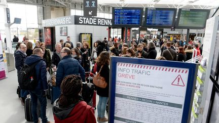 Des passagers à la gare de Rennes (Ille-et-Vilaine), le 21 mars 2018. (MAXPPP)