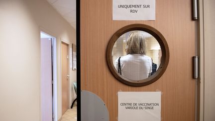 Une femme patiente pour recevoir une dose de vaccin contre la variole du singe, le 25 juillet 2022, à Paris. (ALAIN JOCARD / AFP)