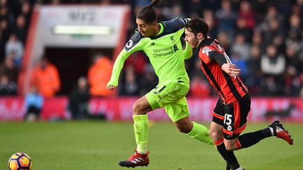 Firmino (Liverpool) tente de prendre le dessus sur Adam Smith (Bournemouth) (GLYN KIRK / AFP)